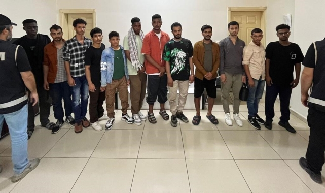Balıkesir'de düzenlenen operasyonda 12 düzensiz göçmen ve 2 insan kaçakçısı yakalandı