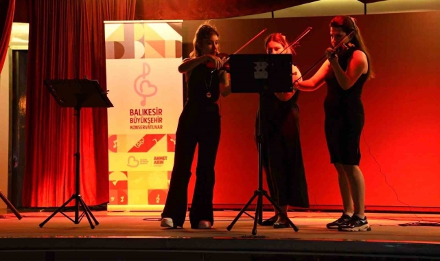 Balıkesir'in dört bir yanında konser coşkusu yaşandı