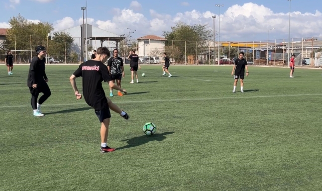 Bandırma'da geleceğin kadın futbolcuları seçmelerde ter döktü