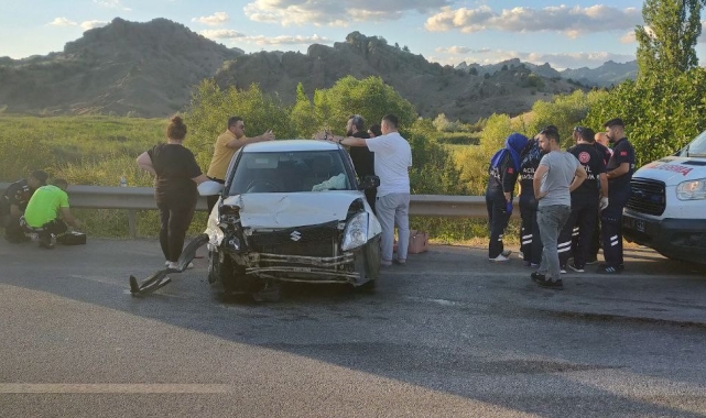Bariyerlere çarpan otomobildeki 3 kişi yaralandı.