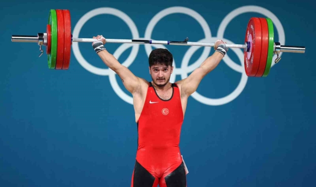 BARÜ'lü milli halterci Muhammed Furkan Özbek, olimpiyatlarda gururlandırdı