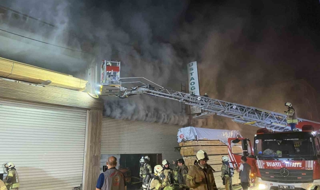 Başakşehir'de 2 katlı mobilya imalathanesinde korkutan yangın