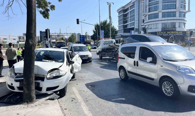 Başakşehir'de iki aracın karıştığı kazada 1'i ağır 4 kişi yaralandı