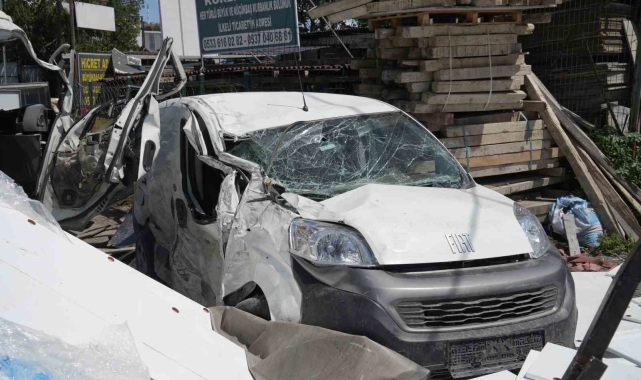 Başakşehir'de kontrolden çıkan kamyonet dehşet saçtı: 2 yaralı