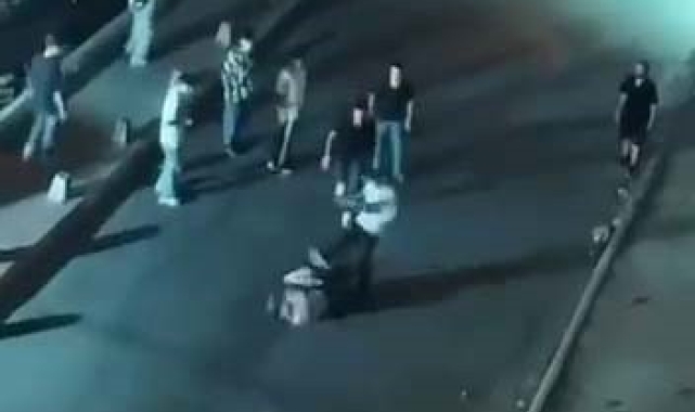 Başakşehir'de sokak ortasında yere yatırdığı arkadaşını böyle tekmeledi