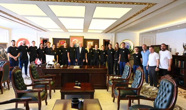 Başkan Bakkalcıoğlu'na "Bizim Kızlardan" ziyaret