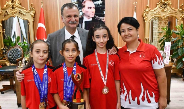 Başkan Balaban şampiyon milli sporcuları ödüllendirdi