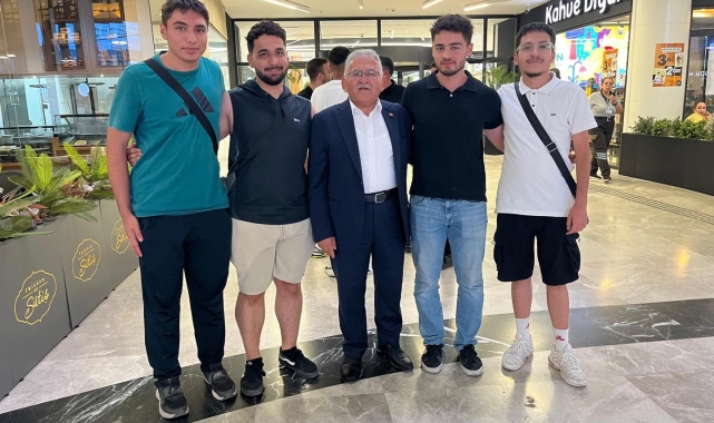 Başkan Büyükkılıç, Tuna Life Center AVM'de esnaf ve vatandaşlarla bir araya geldi