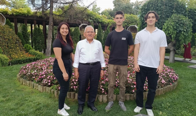 Başkan Büyükkılıç'tan gençlerle keyifli sohbet
