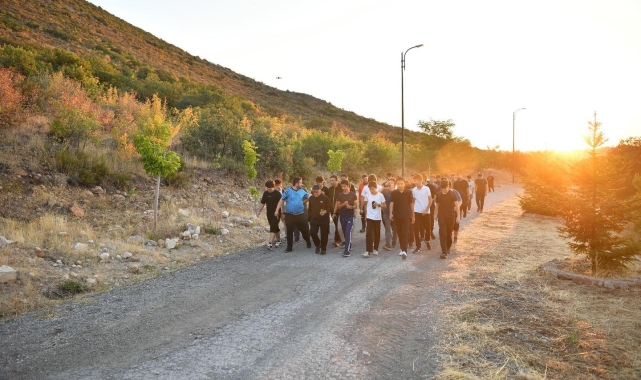 Başkan Büyükkılıç'tan Talas Gençlik Merkezi öğrencileriyle Ali Dağı'nda sabah sporu