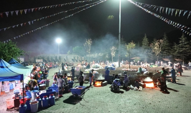 Başkan Palancıoğlu, vatandaşlarla salça kaynattı