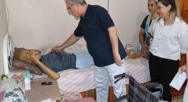 Başkan Tetik, kendi elleri ile tekerlekli sandalyeyi teslim etti