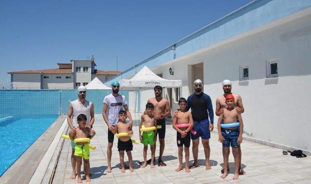 Batman'da olimpik yüzme havuzunda özel çocuklara yüzme eğitimi