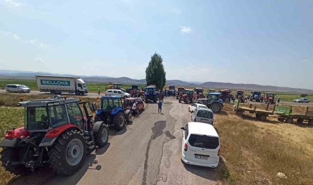 Bayburt'ta tarlalarını sulayamayan çiftçiler, traktörlerle yol kapatıp eylem yaptı