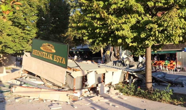 Belediye elektrik ve suyunu verdiği büfeyi 'kaçak' diye yıktı