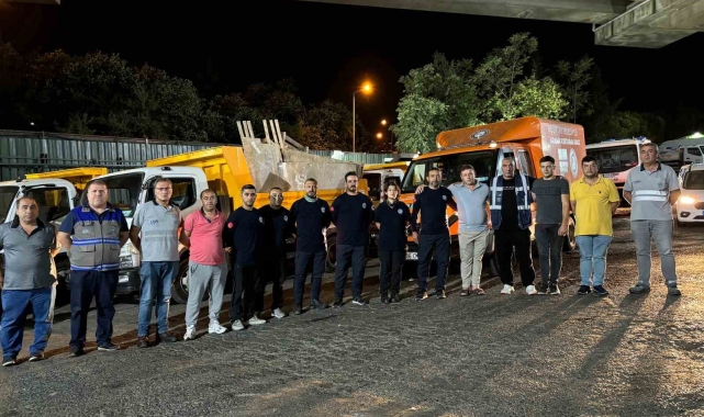 Beşiktaş Belediyesi İzmir'deki orman yangınına destek için gece yola çıktı