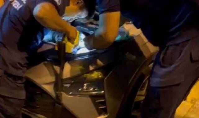 Beylikdüzü'nde itfaiye ekiplerinden araca sıkışan kediyi kurtarma operasyonu