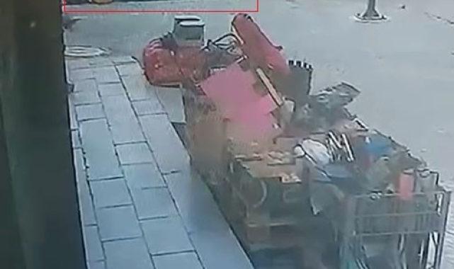 Beylikdüzü'nde kaldırımda oturan çocuklara araç çarptı: 1'i ağır 3 çocuk yaralandı