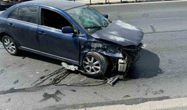 Beylikdüzü&#039;nde makas atarak ilerleyen sürücü iki otomobile çarparak kaza yapınca aracını bırakıp kaçtı