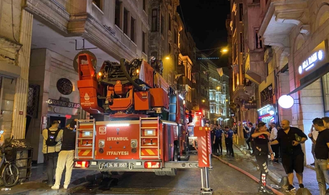 Beyoğlu'nda 9 katlı otelin bodrum katında korkutan yangın
