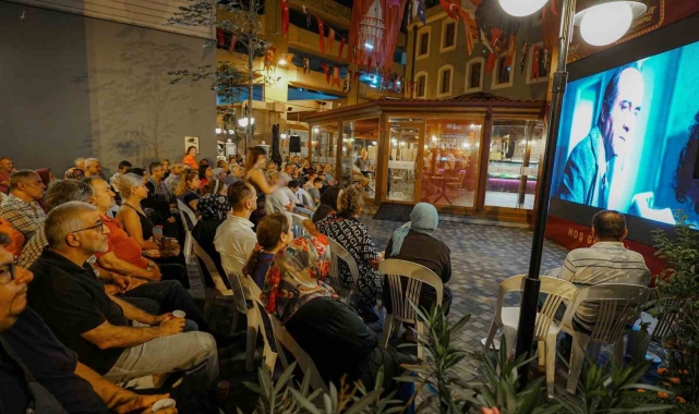 Beyoğlu'nun emeklileri açık hava film gösterimi ile nostalji yaptı