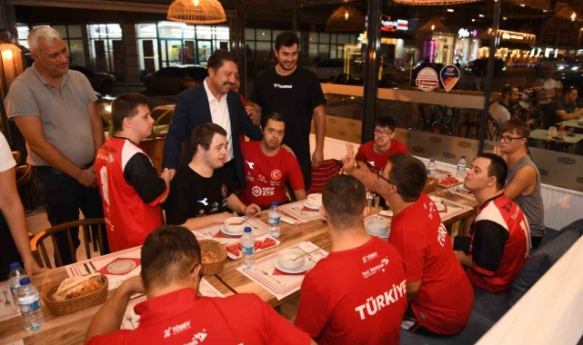 Beypazarı Belediye Başkanı Kasap, gümüş madalya kazanan sporcular ile bir araya geldi