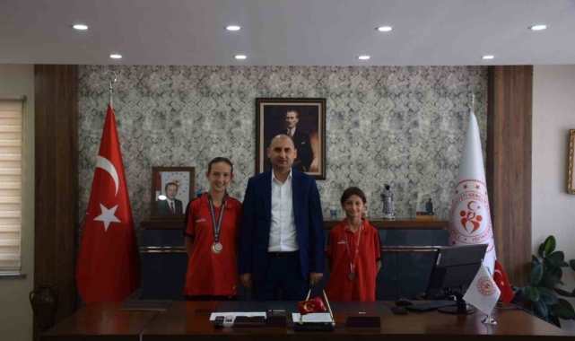 Bilecikli sporcular madalyalarıyla İl Müdürü Yasin Özdemir'i ziyaret etti