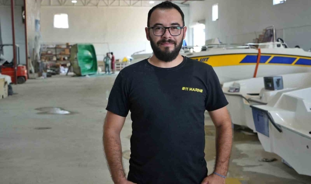 Bin 500 metrekarelik dükkanda yaptığı en ucuzu 450 bin TL olan teknelerle dünyaya açıldı