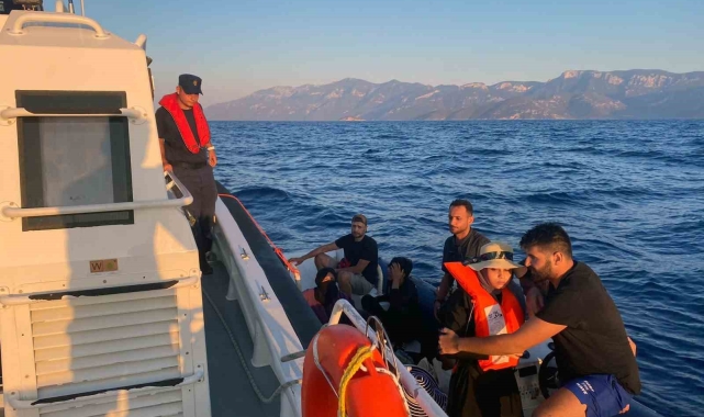 Bindikleri bot motor arızası yapan 7 düzensiz göçmen kurtarıldı