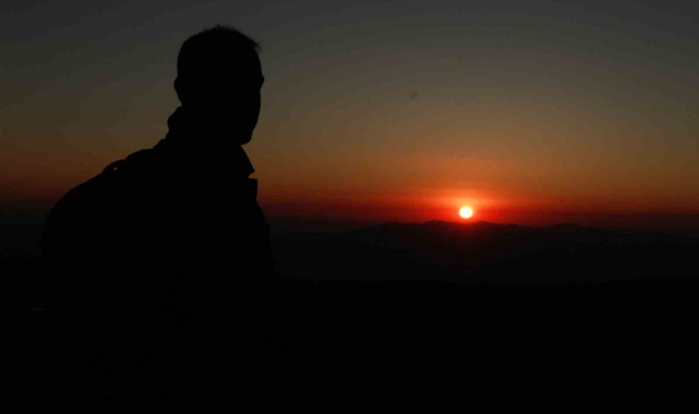 Bingöl'de güneşin doğuşu 3 bin 250 rakımlı Kale tepesinden izlendi