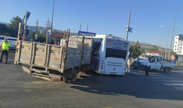 Bingöl'de kamyon ile halk otobüsü çarpıştı: 6 yaralı