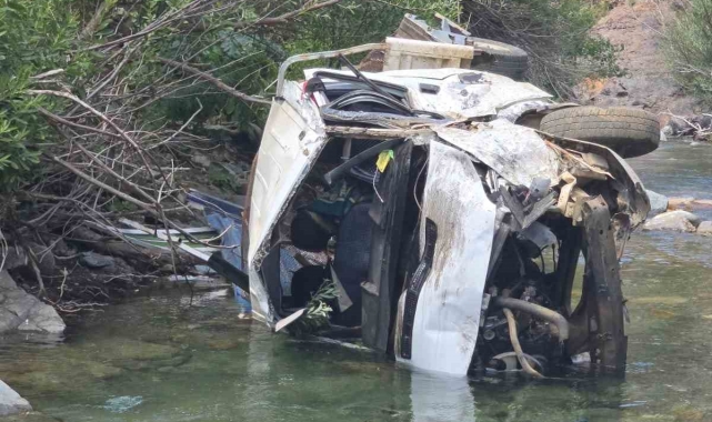 Bingöl'de pikap şarampole yuvarlandı: 2 ölü, 1 yaralı