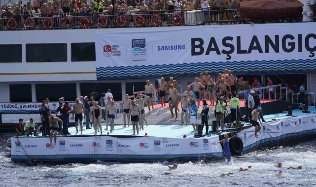 Binlerce yüzücü 36'ncı kez İstanbul Boğazı'nda kıtaları kulaçlarıyla birleştirdi