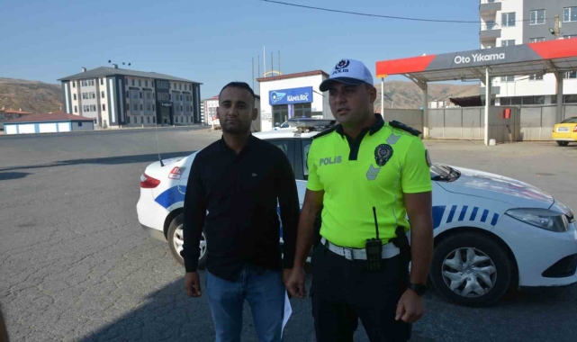 Bitlis polisi otobüse yolcu gibi binerek şoförü denetledi