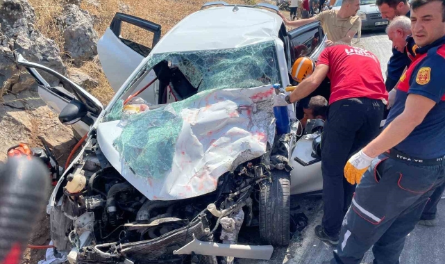 Bitlis'te otomobille tır çarpıştı: 4 yaralı