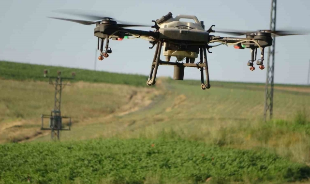 Bitlis'teki çiftçiler tasarruf için ilaçlamayı dronla yapıyor