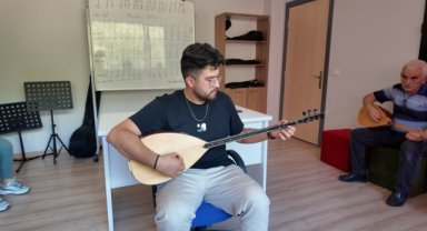 Bolu'da genci yaşlısı bağlama çalmayı öğreniyor