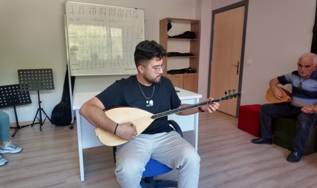 Bolu'da genci yaşlısı bağlama çalmayı öğreniyor