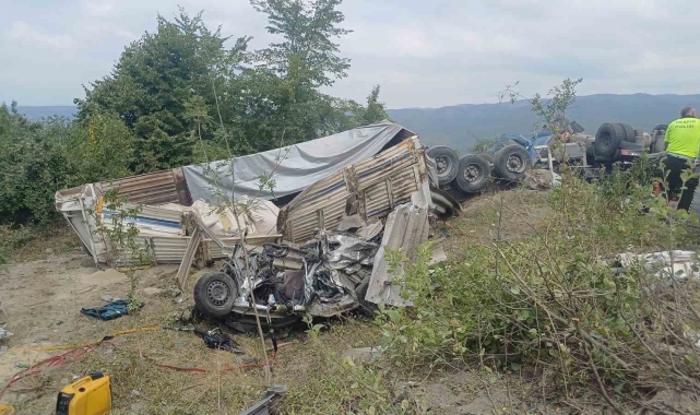 Bolu Dağı Geçişi'nde feci kaza: Tır otomobili sürükleyerek devrildi, 2 ölü 2 yaralı