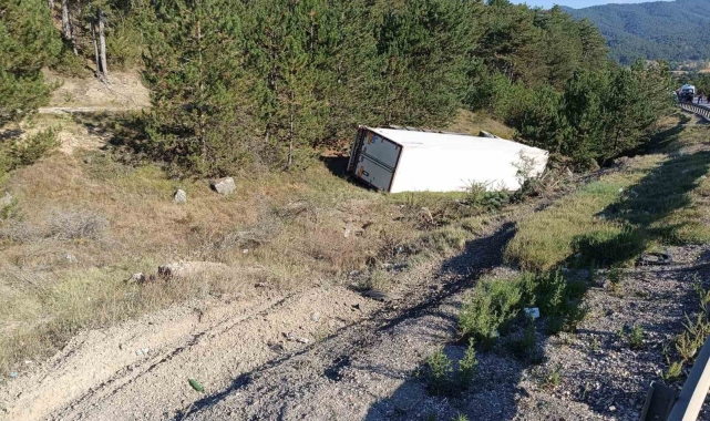 Bolu'da tır şarampole yuvarlandı: 1 yaralı