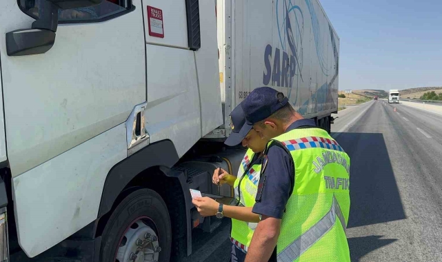 Bolvadin'de jandarma ekiplerinden asayiş ve trafik denetimi
