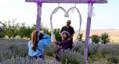 Bozkırı lavanta bahçesine dönüştürdü, mor güzelliği ücretsiz ziyarete açtı