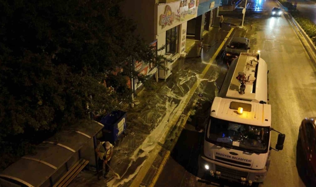 Bozüyük'te ana cadde kaldırımları esnafların kaldırdığı tezgahların ardından köpüklü yıkama ile temizlendi