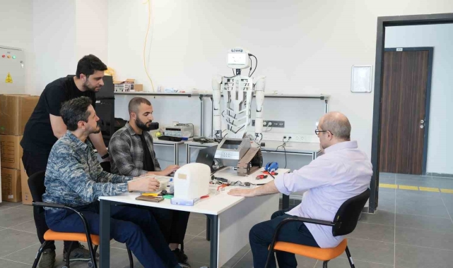 BTÜ'de yapay zekâ destekli insansı robot geliştirildi
