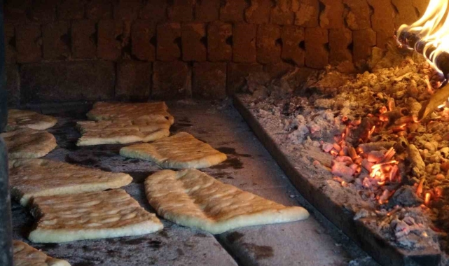 Bu köyde asırlardır köyün ekmek ihtiyacı, kadnılar tarafından imece usulü hazırlanıyor