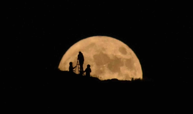 Bu köyde güneş ve ay aynı anda gökyüzünü süslüyor