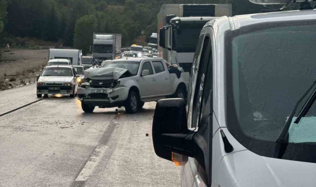 Burdur'da kamyonet önce önündeki tıra, ardından arkasından gelen kamyona çarptı: 4 yaralı