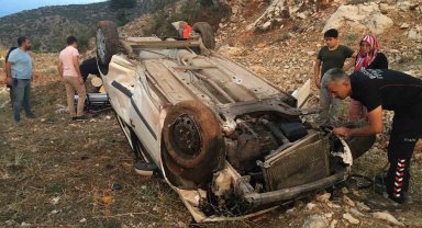 Burdur'da kaygan yolda kontrolden çıkan otomobil şarampole devrildi, 2 yaralı