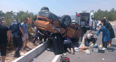 Burdur'da otomobiller çarpıştı, takla atan araçtaki 2 kişi yaralandı