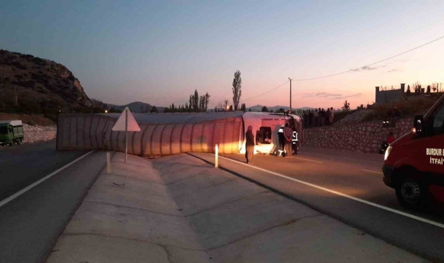 Burdur'da seyir halindeyken lastiği patlayan tır yan yattı: 1 yaralı